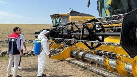 Kars'a gelen biçerdöverler, şap tedbirleri kapsamında dezenfekte edildikten sonra hasada başlıyor