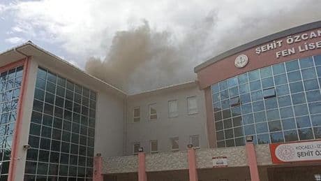 Lisede korkutan yangın: Öğrenciler tahliye edildi