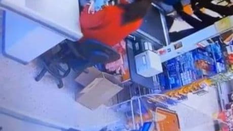 "Devo bruciare la chiesa". E la straniera minaccia cassieri e clienti del supermercato