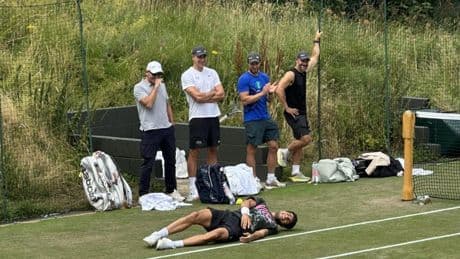 El momento más divertido de Alcaraz en Wimbledon: pierde una apuesta con su hermano y la paga haciendo una croqueta