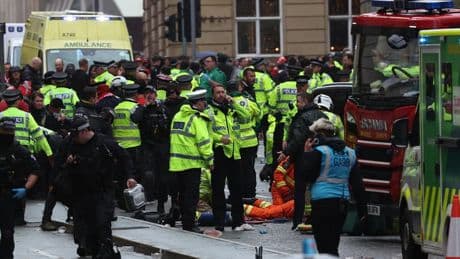 Liverpool: une voiture fonce sur la foule lors des célébrations du titre, un homme arrêté