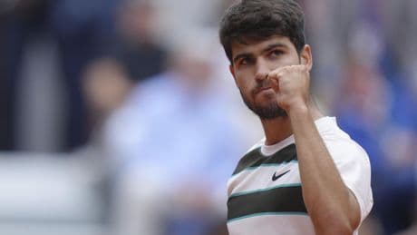 Alcaraz, Swiatek start strong in French Open title defenses