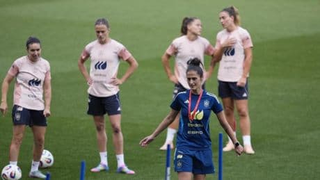 Entra Salma Paralluelo por Claudia Pina ante Inglaterra