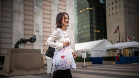 Annalena Baerbock: Einweg-Becher in New York löst scharfe Leser-Debatte aus