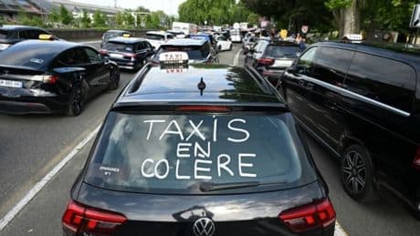 Paris: près de 1.000 taxis ont manifesté, 64 interpellations