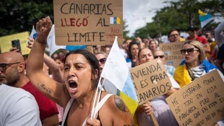 Canary Islands chaos as 4-word warning sent to tourists in Tenerife and Lanzarote
