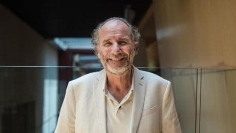 Francisco Guarner, médico: "El tema de la microbiota se ha desbordado. He visto aftershave con probióticos, ¿para qué?"