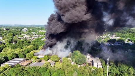 Einsatz der Feuerwehr: Feuer in Schulzentrum - Millionenschaden bei Brand