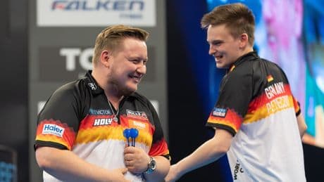 Bei WM in Frankfurt - Deutsche Darts-Stars vermöbeln Luke Littler!