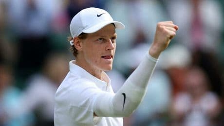 Sinner in semifinale a Wimbledon: l'infortunio al gomito non ferma Jannik, il servizio migliora
