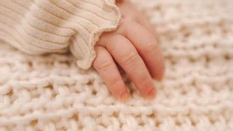 In stato di abbandono e positiva alla cocaina: la lettera dei poliziotti alla bimba ritrovata