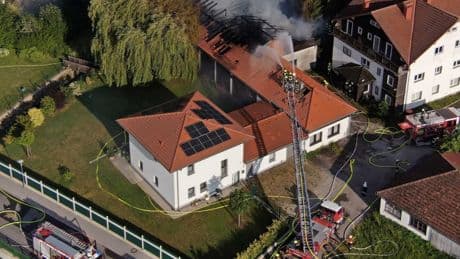Österreich: Stalker legt Brand an eigenem Haus
