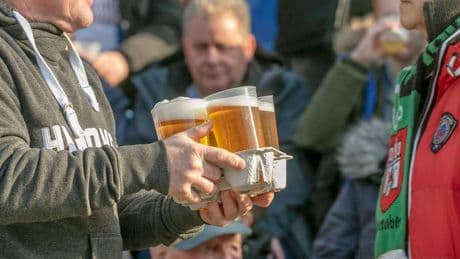 Hannover 96: Preise erhöht – das kosten Bier und Wurst | Saison 2025/26
