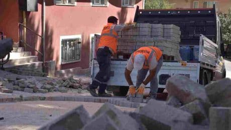 Fen İşleri Müdürlüğü ekipleri sahadaki çalışmalarını sürdürüyor