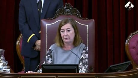 Armengol pide a Feijóo que ponga orden en el PP ante los gritos de dimisión: &quot;No es posible que no se deje intervenir al resto de grupos&quot;