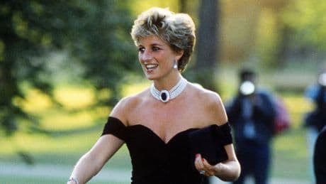 El legado estilístico de Diana de Gales antes de ser subastado: sus vestidos de fiesta, zapatos... y sus cartas