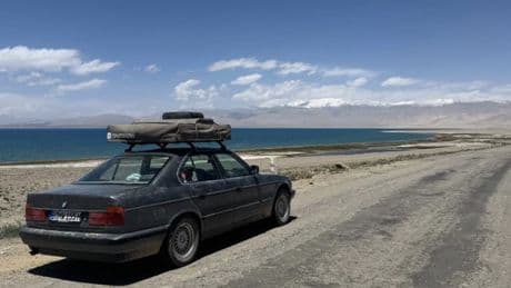 Dalla Germania al Kazakistan con una vecchia Bmw: il viaggio incredibile di un ragazzo tedesco