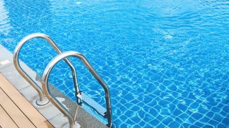 Suisse : un enfant saute du plongeoir d’une piscine et tue un sexagénaire qui se baignait