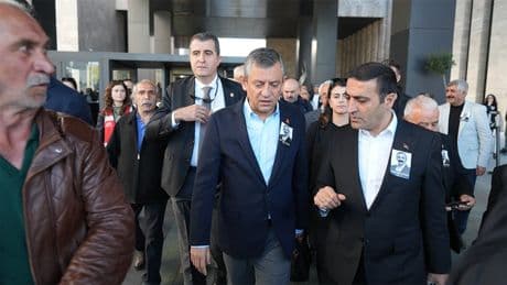 Özgür Özel'e saldırı davası 20 dakikada ertelendi
