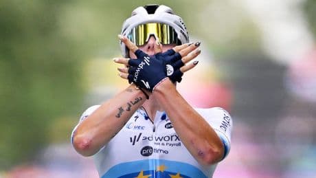 Wiebes slaat overtuigend toe in derde Touretappe, Vollering hard onderuit bij valpartij