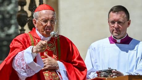 Funérailles du pape : qui est le cardinal Giovanni Battista Re qui a présidé la messe ?
