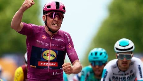 Pedersen blijft Strong nipt voor en slaat dubbelslag in Giro d'Italia