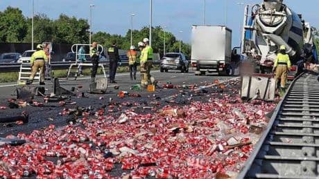 Dode door ongeval met vrachtwagens op A59, wegdek vol met blikjes frisdrank en olie