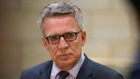 Migrationspolitik: Ex-Innenminister de Maizière gesteht Fehler ein