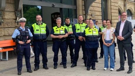 Bahnhof: Orange Bank am Dammtor: Zeichen gegen Gewalt an Frauen