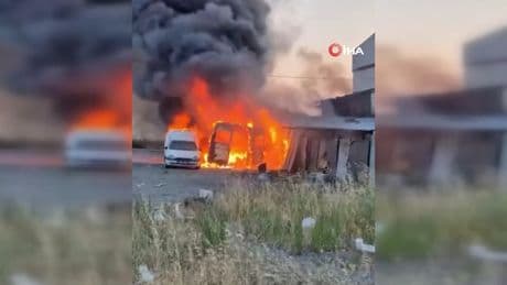 Oto tamirhanesi önündeki araçta çıkan yangın çevreye sıçradı