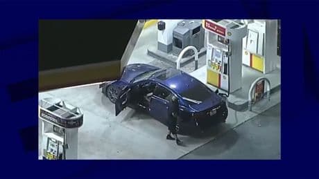 Au beau milieu d'une course-poursuite à Los Angeles, le conducteur d'une voiture volée s'arrête faire le plein