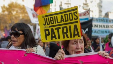 El colectivo feminista Ni Una Menos se une a la marcha de los jubilados contra la motosierra de Milei