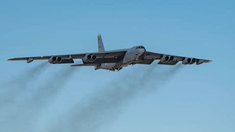 Jet di linea sfiora un bombardiere B-52 e vira all’improvviso: “Nessuno ci aveva avvisati”