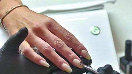 Manicure, vietati due additivi chimici. “Avvisi in ritardo, beffa per il settore”