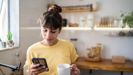 A la gen Z le aburren las conversaciones reales: un informe sobre salud mental arroja datos &quot;alarmantes&quot;