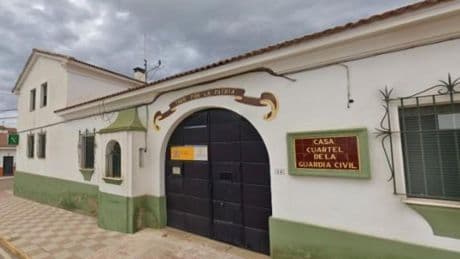 La dura realidad de la Guardia Civil en Torreblascopedro (Jaén): un coche con 300.000 km y 4 efectivos operativos