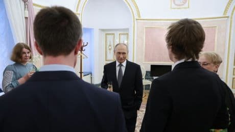 Die russischen Künstler unterwerfen sich Putin, aber nicht ganz
