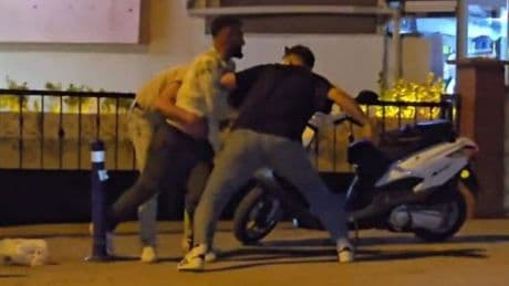 "Omuz atma" kavgası! Istaka, tekme ve yumruklar havada uçuştu