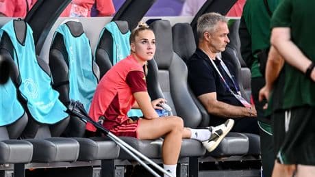 Feuert von der Bank aus an: Giulia Gwinn auf Krücken bei EM-Spiel gegen Schweden