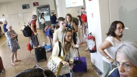 «El hombre venía corriendo hacia el motor del avión y llevaba algo en la mano. Parecía desesperado»