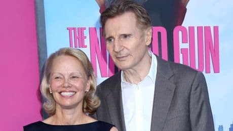Liam Neeson (73) en Pamela Anderson (58) ’stapelgek op elkaar’: vonk sloeg over bij The naked gun, waar seksscène te vurig werd