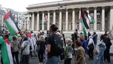 Paris'te yüzlerce kişi, İsrail'in Gazze'ye yönelik saldırılarını protesto etti