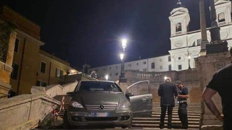 Verwarde Italiaan (81) rijdt zich klem op Spaanse Trappen