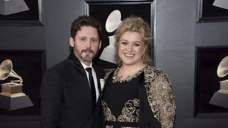 Kelly Clarkson “devastada” por la muerte de su exmarido a los 48 años