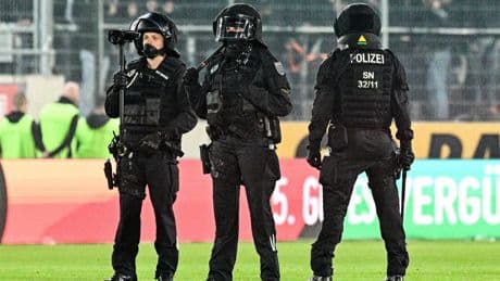 Platzsturm beim Ost-Derby in der Regionalliga