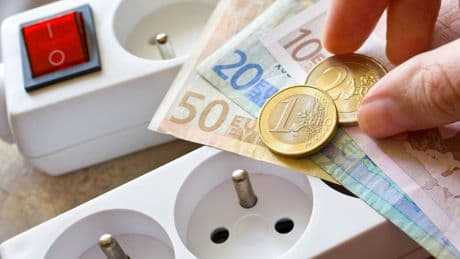 El precio de la luz cae este domingo a 11 euros y tendrá diez horas de coste cero o negativo