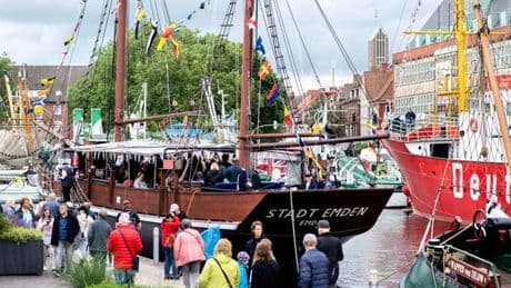 Maritimes Fest in Ostfriesland: Fischgenuss und Traditionsschiffe - Emden feiert den Matjes