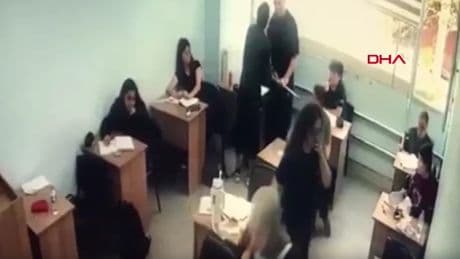 Bıçak ve sopayla girdiği kurs binasında öğrenciyi bıçakladı
