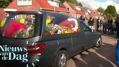 Honderden mensen brengen laatste eerbetoon aan Jeffrey en Emma: 'Vind dit heel erg'
