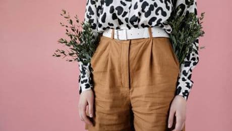 Camicia, quali sono le fantasie più adatte alle over 60 e come abbinarle